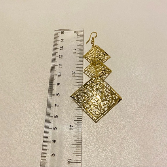 ✨NEW✨ Delicate Dangling Drop Goldtone Lightweight Earrings - Picture 4 of 6